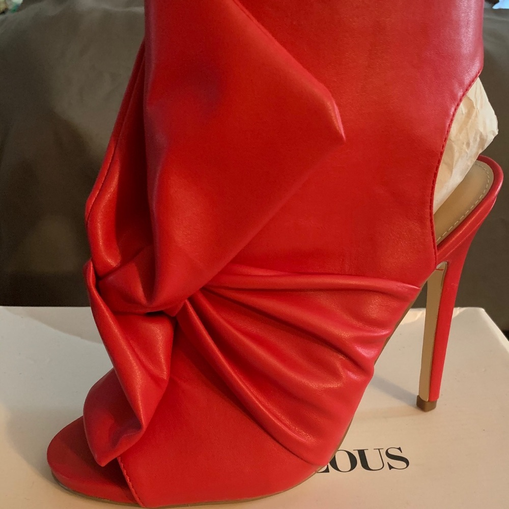 NIB Women’s Size 8.5 Red Heels & Red BJ Bag